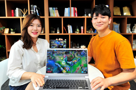 SK브로드밴드 모델이 옥수수의 e스포츠 리그 멀티뷰 서비스를 홍보하고 있다. SK브로드밴드 제공